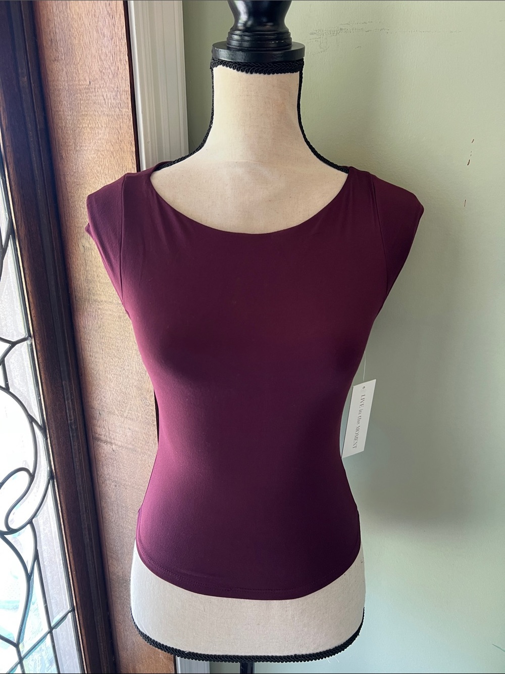 Live in the Moment Scoop Neck Sleeveless Tank Top - Deep Wine